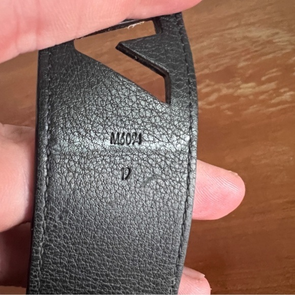 Louis Vuitton Epi Twist Cuff Bracelet in Dark Denim - Picture 6 of 6